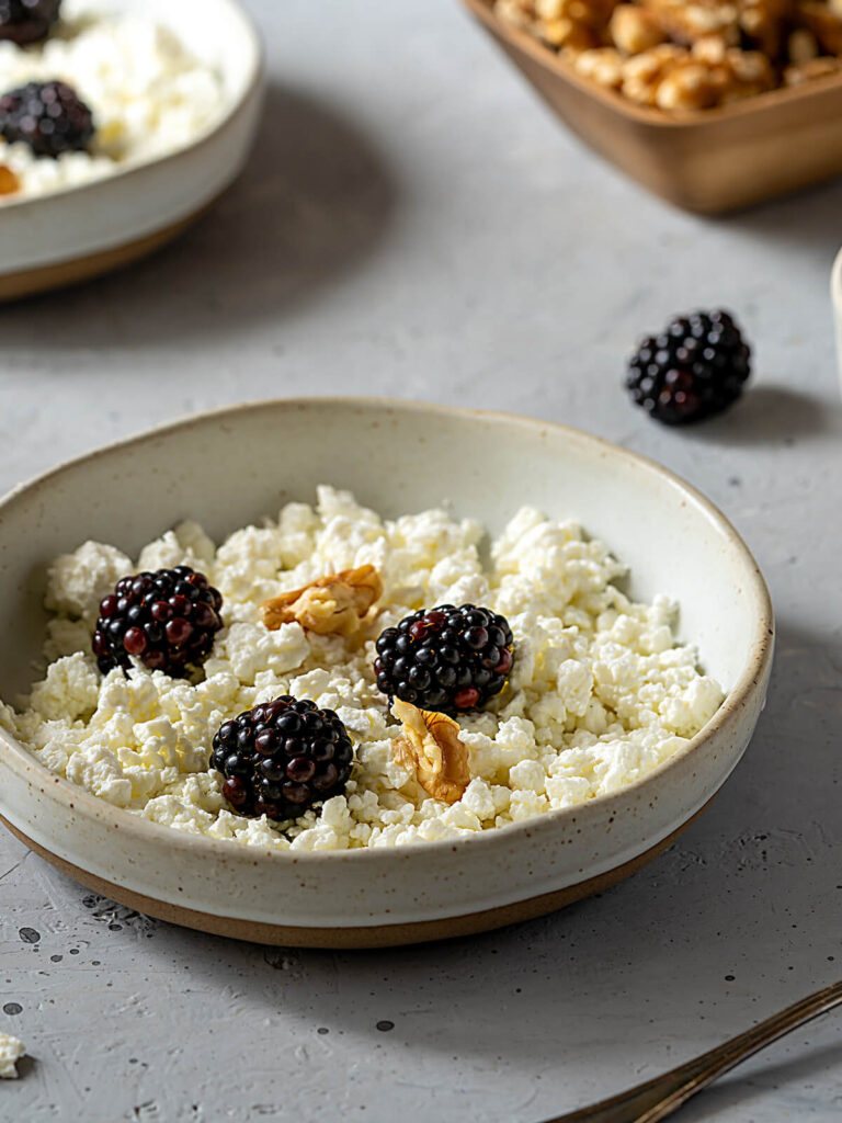 Quark mit Brombeeren und Joghurt