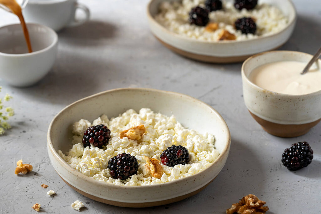 Cremiger Quark mit frischen Brombeeren und Joghurt – das schnelle Sommer-Frühstück