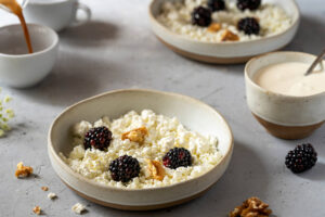 Cremiger Quark mit frischen Brombeeren und Joghurt – das schnelle Sommer-Frühstück