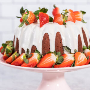 Red Velvet Gugelhupf mit Frischkäse-Glasur und Erdbeeren