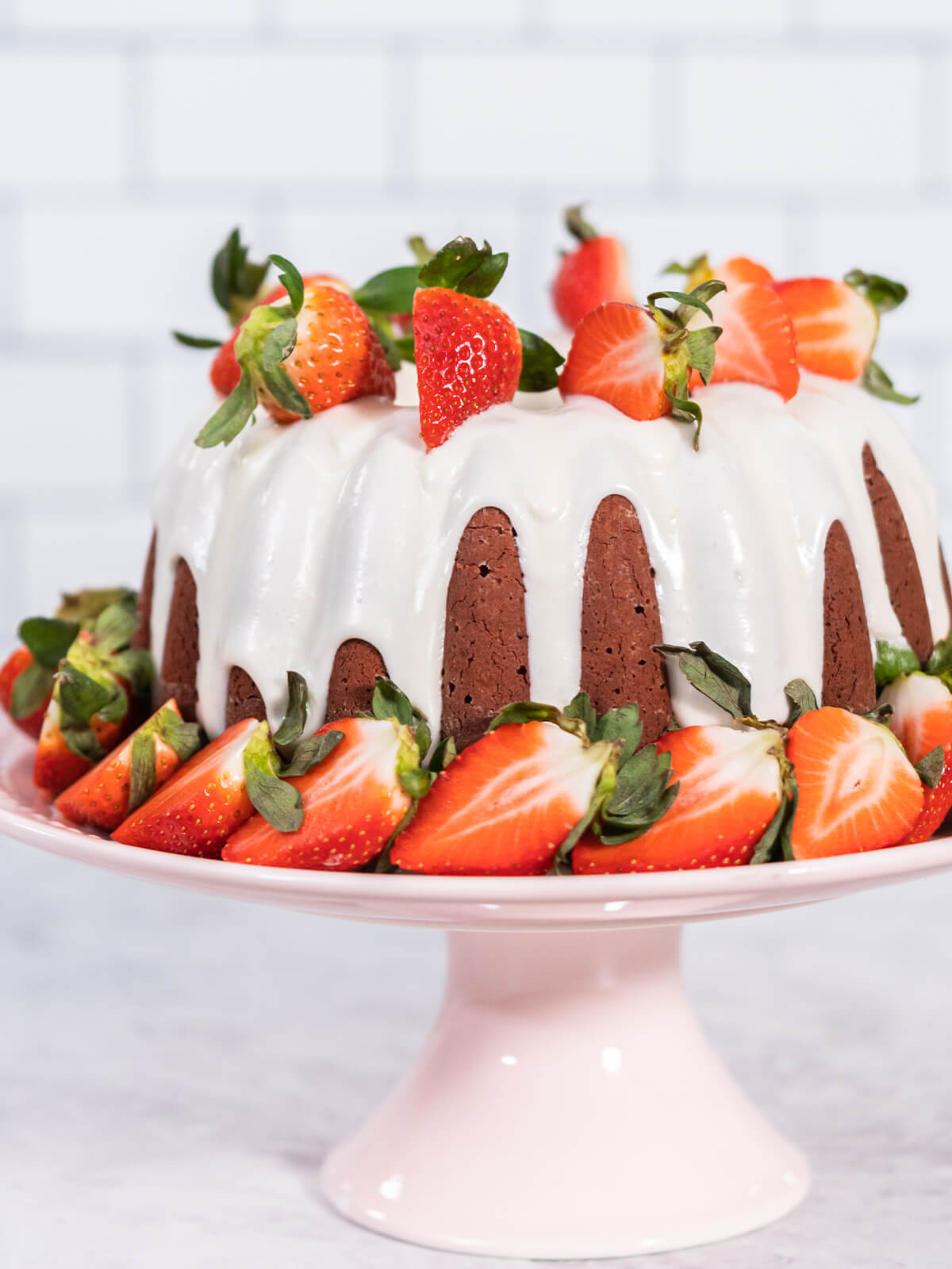 Red Velvet Gugelhupf mit Frischkäse-Glasur und Erdbeeren