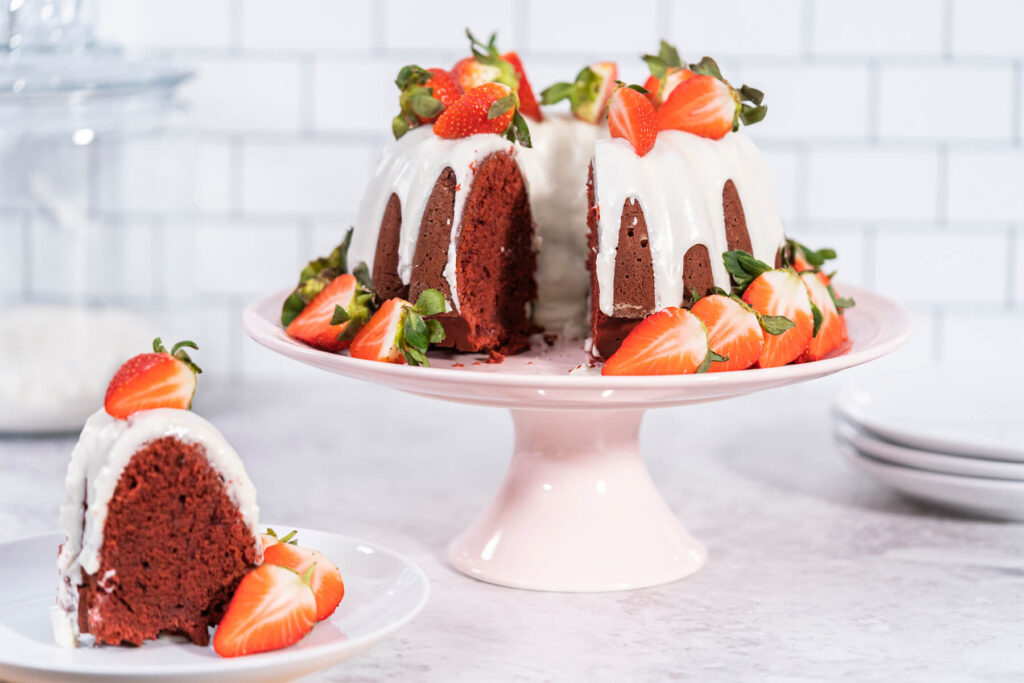 Red Velvet Gugelhupf mit Frischkäse-Glasur und Erdbeeren – die rot-samtige Festtags-Bundt-Cake-Variante