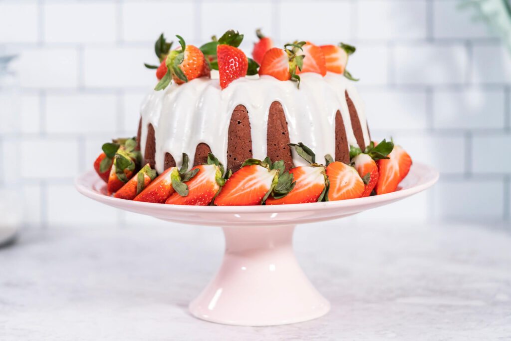Red Velvet Gugelhupf mit Frischkäse-Glasur und frischen Erdbeeren