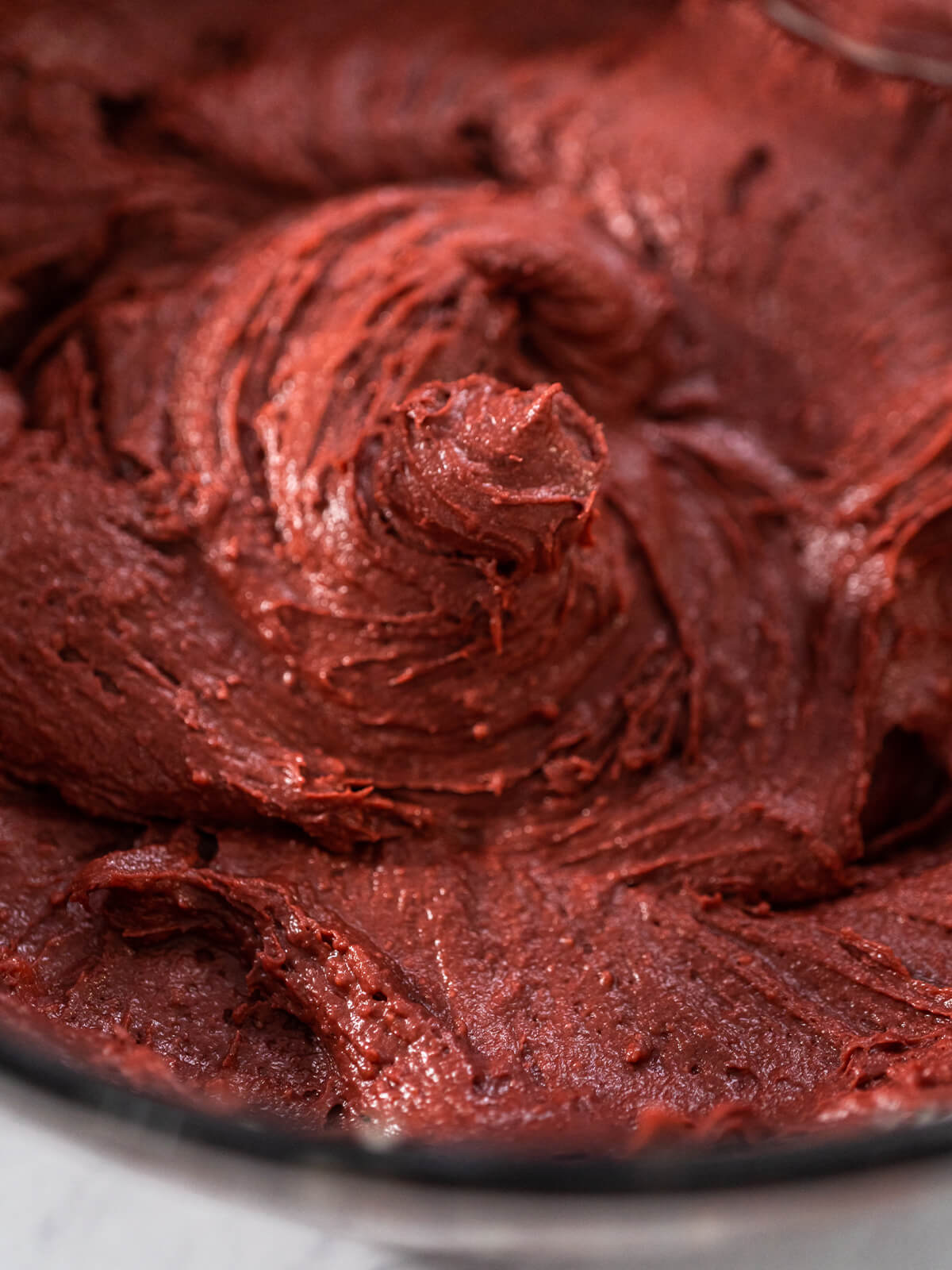 Tiefroter Red-Velvet-Teig wird in einer Schüssel verrührt