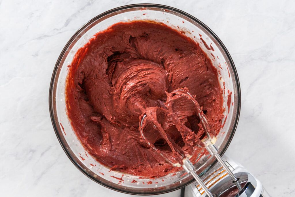 Red Velvet Gugelhupf mit Frischkäse-Glasur und Erdbeeren – die rot-samtige Festtags-Bundt-Cake-Variante