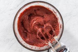Red Velvet Gugelhupf mit Frischkäse-Glasur und Erdbeeren – die rot-samtige Festtags-Bundt-Cake-Variante
