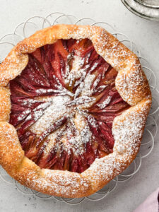 Rhabarber-Galette mit Sternmuster