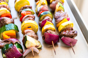 Rinder-Gemüse-Spieße vom Grill mit buntem Paprika, Zucchini und roten Zwiebeln