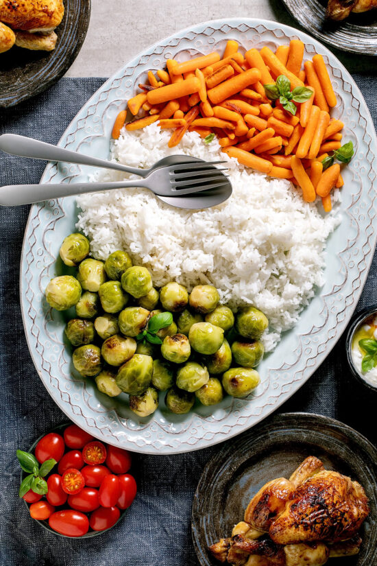 Gebackener Rosenkohl als Vegan-Bowl-Komponente mit Reis und Babymöhren