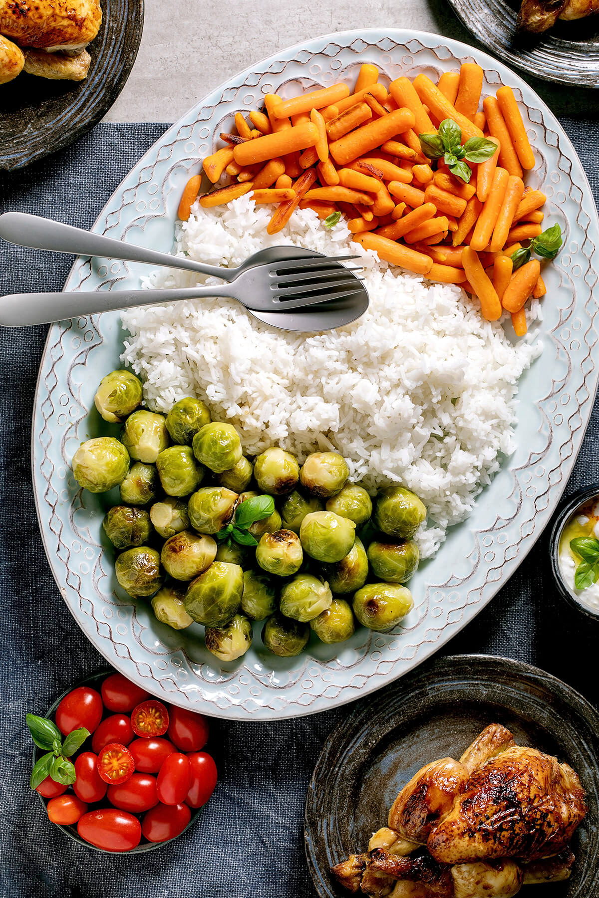 Gebackener Rosenkohl als Vegan-Bowl-Komponente mit Reis und Babymöhren