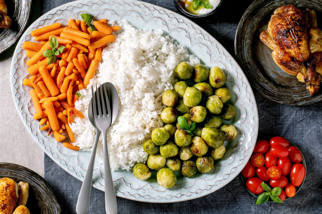 Gebackener Rosenkohl als Vegan-Bowl-Komponente mit Reis und Babymöhren