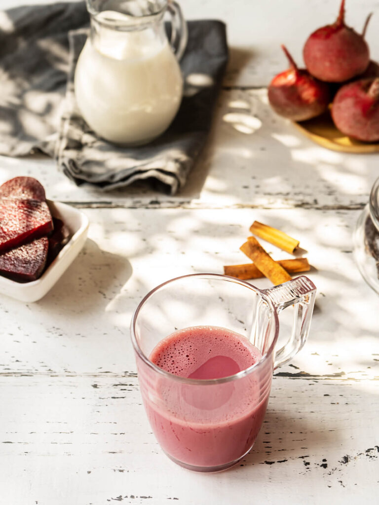 Rote-Bete-Latte mit Espresso, Zimt und Dattel-Sirup – das samtig-pinkfarbene Wohlfühl-Getränk