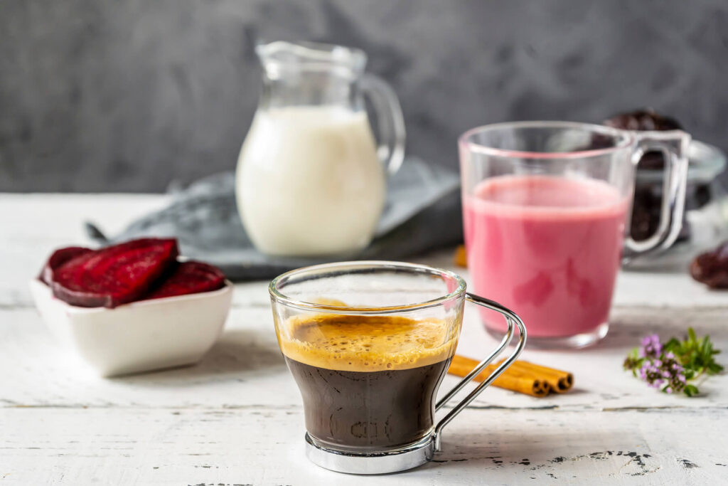 Rote-Bete-Latte in heller Tasse mit pinker Farbe und Zimtstange