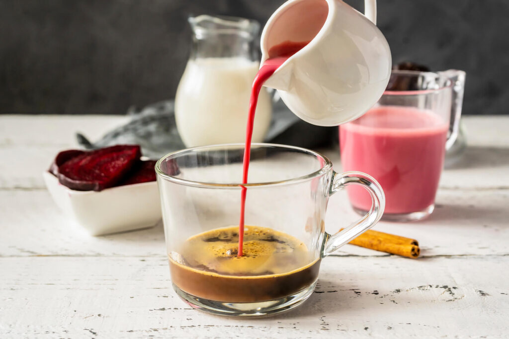 Rote-Bete-Latte mit Espresso, Zimt und Dattel-Sirup – das samtig-pinkfarbene Wohlfühl-Getränk