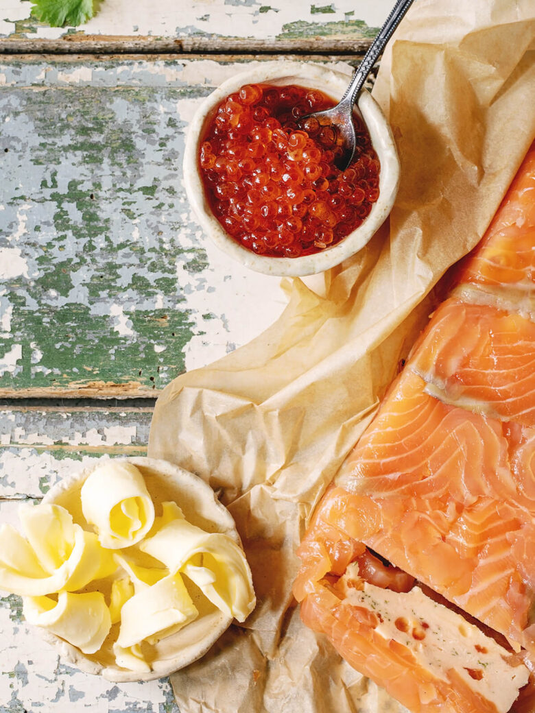 Lachs-Terrine mit Frischkäse-Füllung und rotem Kaviar