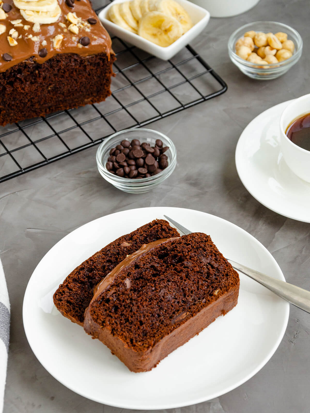 Angerichtete Scheibe Schoko-Bananenbrot mit Dulce de Leche