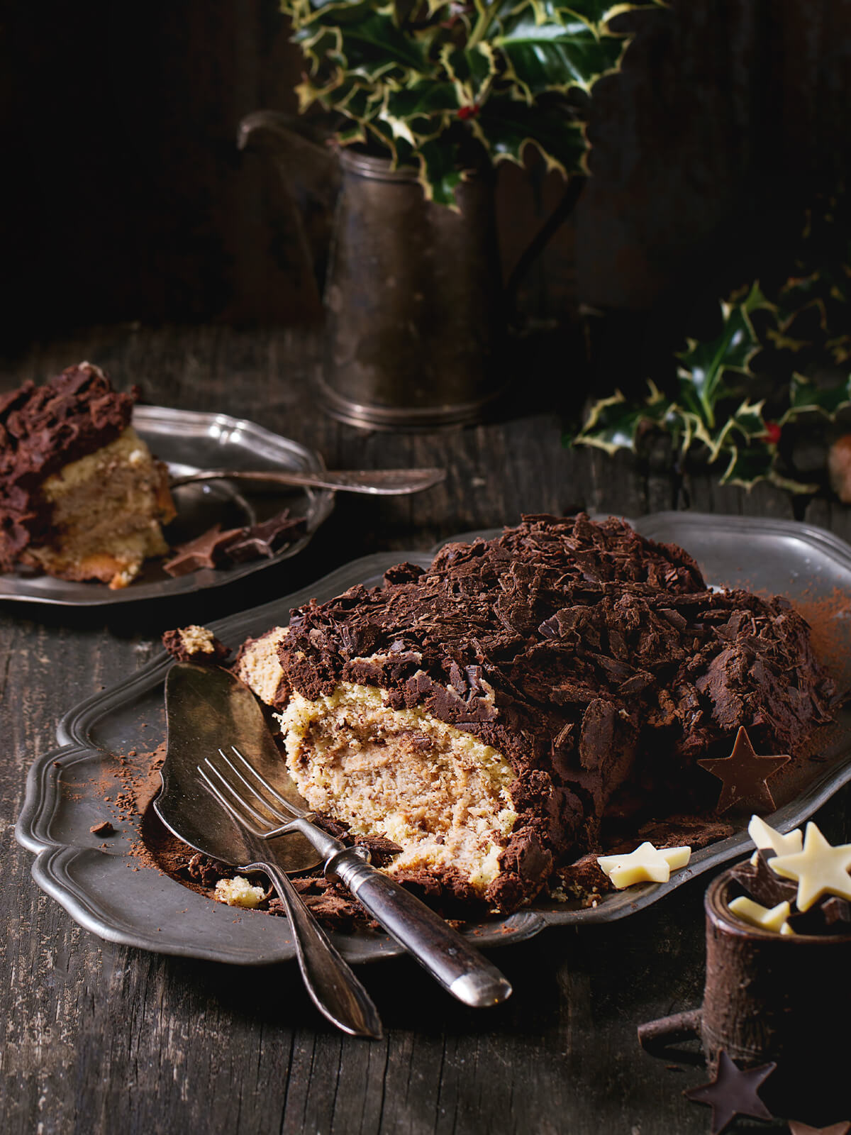 Schoko-Bûche de Noël Weihnachts-Biskuit-Rolle aufgeschnitten mit Schokoladencreme