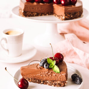 No-Bake Schoko-Cheesecake mit Kirschen und Heidelbeeren in Anschnitt