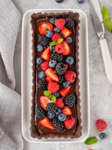 Schokoladen-Cream-Tarte mit frischen Beeren