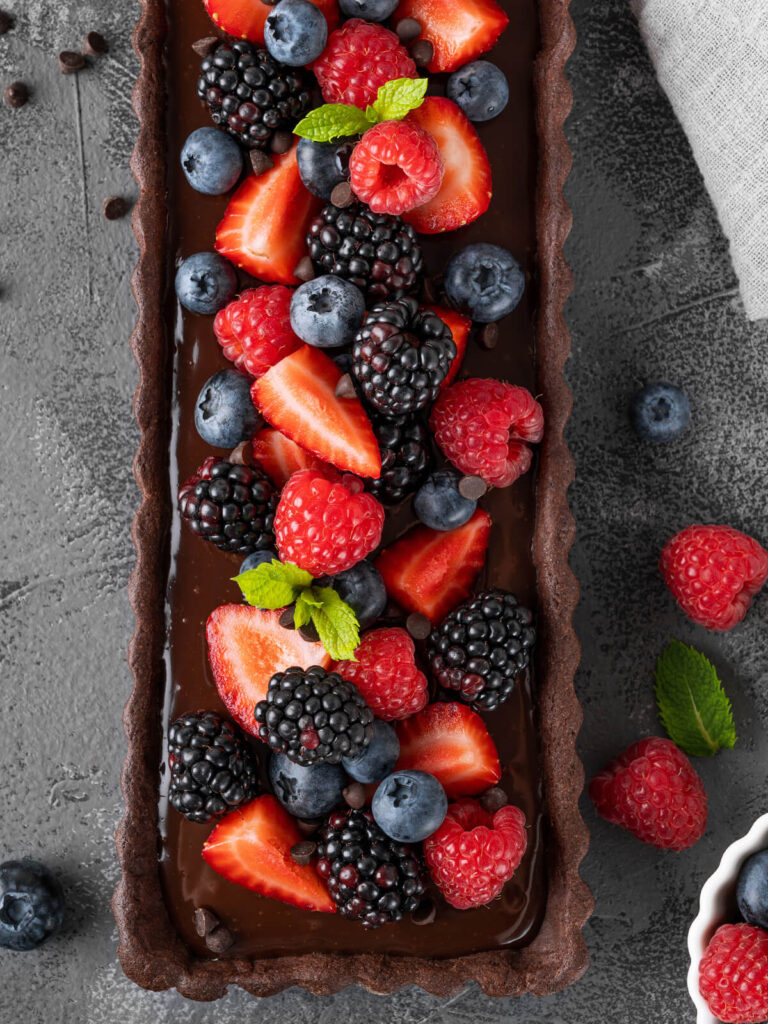 Schokoladen-Cream-Tarte mit frischen Beeren – rechteckiger Mürbeteig-Klassiker