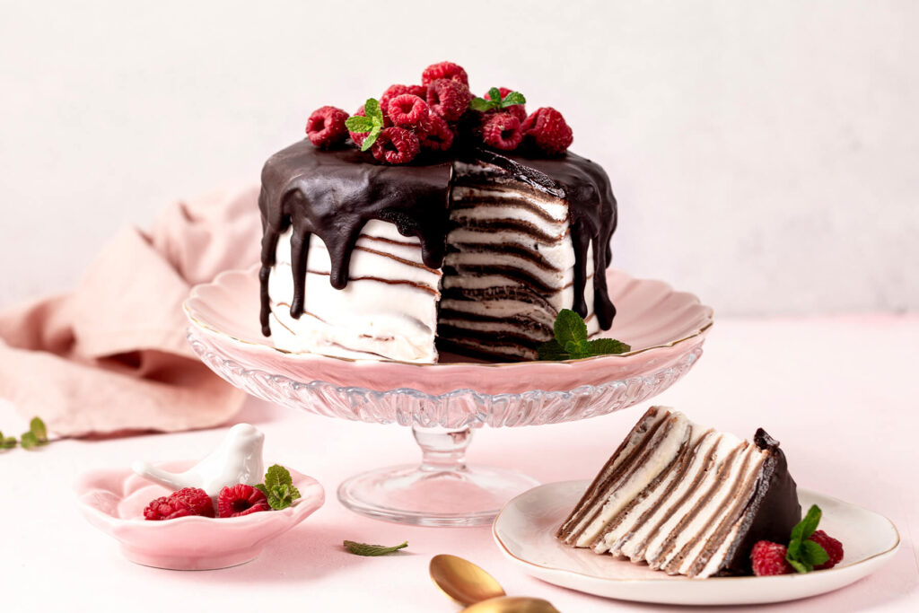 Schoko-Pancake-Torte mit Himbeeren und Schokoladen-Drip