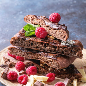 Ovale Schoko-Pizza mit Schoko-Aufstrich und Himbeeren