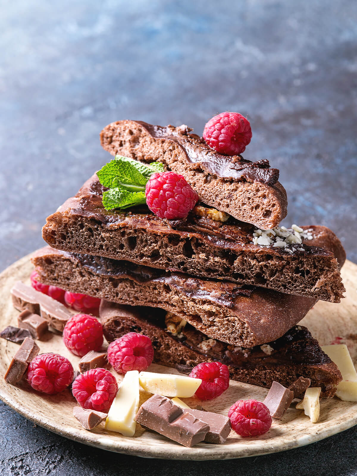 Ovale Schoko-Pizza mit Schoko-Aufstrich und Himbeeren