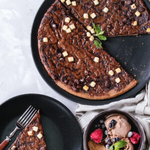 Schoko-Pizza flach mit weißer Schokolade und Schoko-Eis