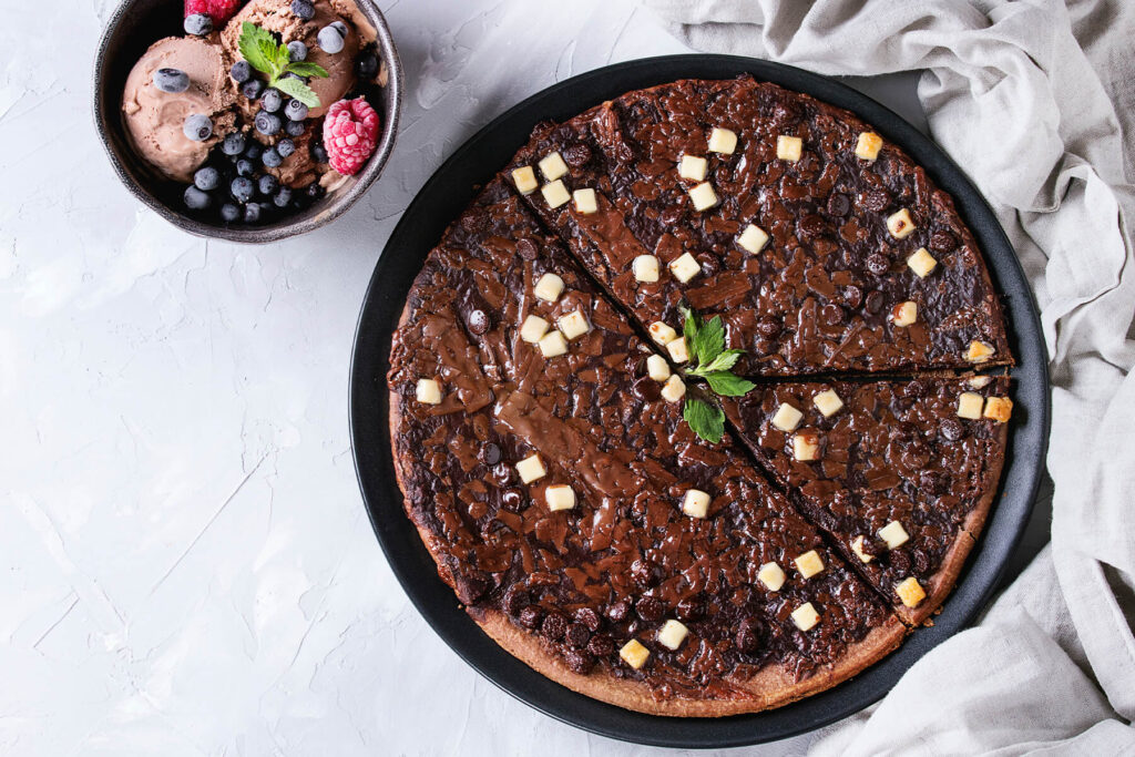 Schoko-Pizza flach klassisch mit weißer Schokolade und Schoko-Eis – Dessert-Pizza zum Teilen