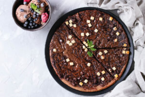 Schoko-Pizza flach klassisch mit weißer Schokolade und Schoko-Eis – Dessert-Pizza zum Teilen