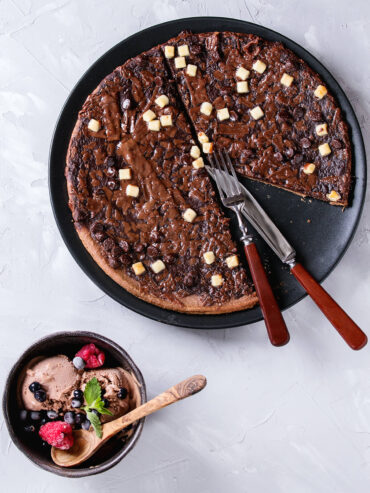 Schoko-Pizza flach mit weißer Schokolade und Schoko-Eis