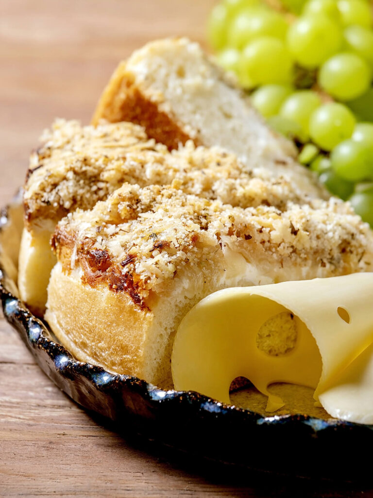 Klassische sizilianische Focaccia (Sfincione) mit Zwiebeln, Kräutern und Käse – die Tradition aus Palermo