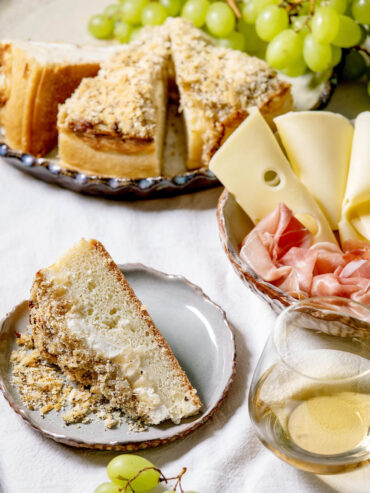 Klassische sizilianische Focaccia (Sfincione) mit Zwiebeln, Kräutern und Käse – die Tradition aus Palermo