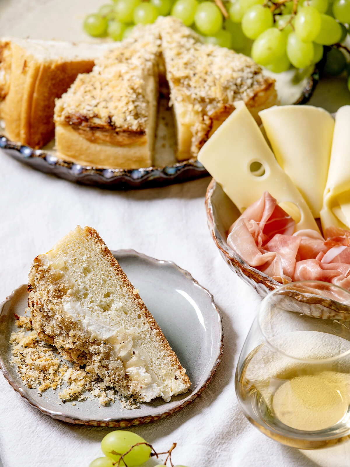 Klassische sizilianische Focaccia (Sfincione) mit Zwiebeln, Kräutern und Käse – die Tradition aus Palermo