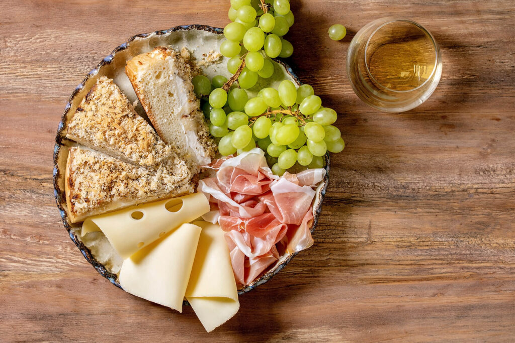 Klassische sizilianische Focaccia mit Zwiebeln, Kräutern und Käse – die Sfincione-Tradition aus Palermo