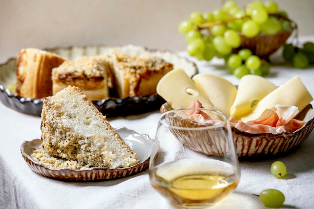 Klassische sizilianische Focaccia mit Zwiebeln, Kräutern und Käse – die Sfincione-Tradition aus Palermo