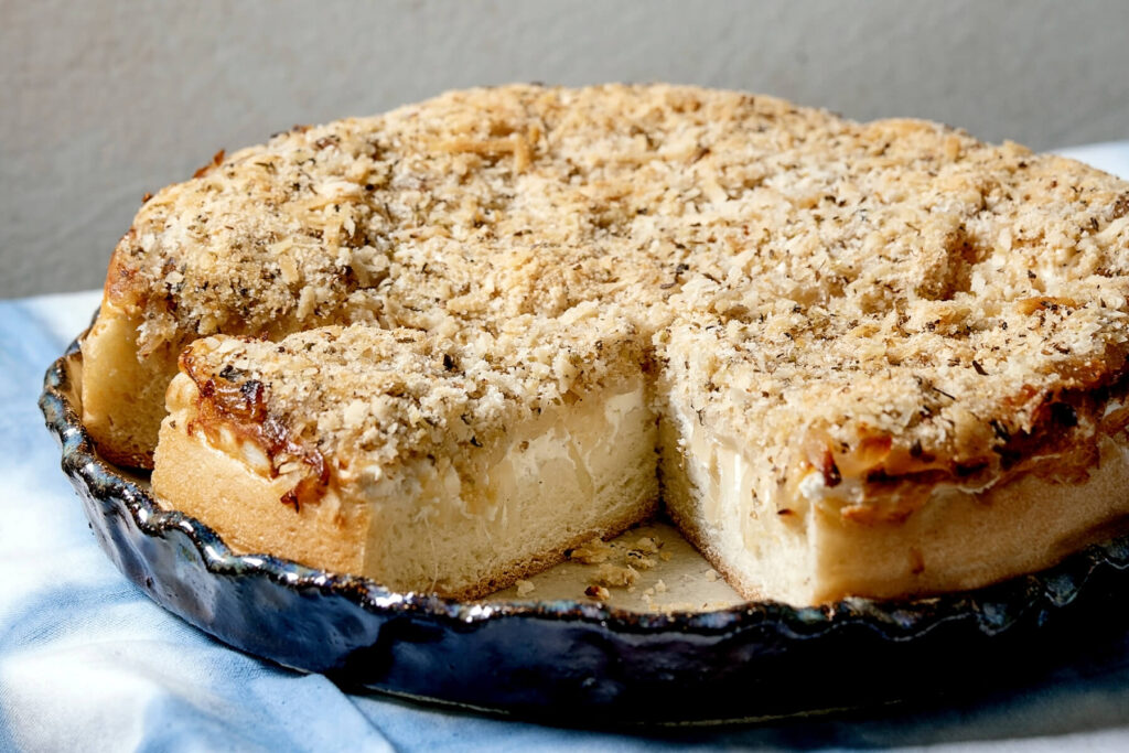Klassische sizilianische Focaccia mit Zwiebeln, Kräutern und Käse – die Sfincione-Tradition aus Palermo