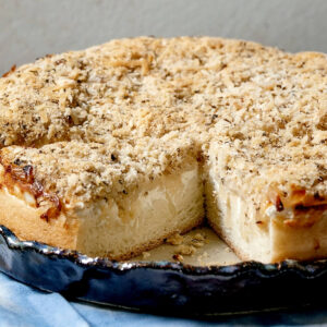 Klassische sizilianische Focaccia mit Zwiebeln, Kräutern und Käse – die Sfincione-Tradition aus Palermo