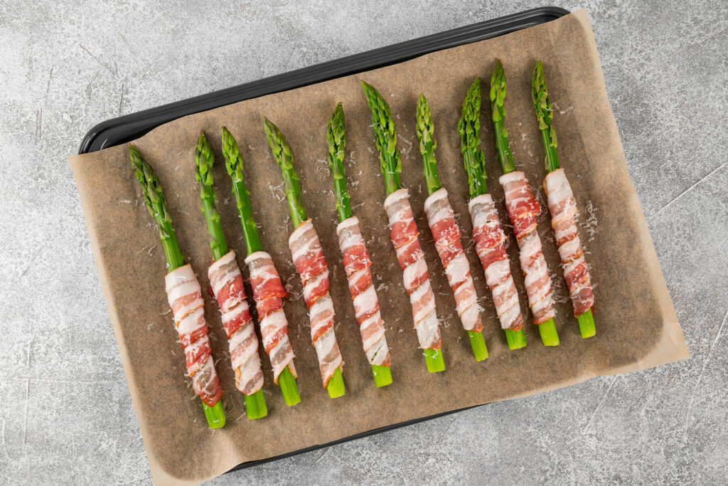 Grüner Spargel im Speckmantel mit Parmesan – elegante Frühlings-Vorspeise aus dem Ofen