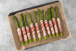 Grüner Spargel im Speckmantel mit Parmesan – elegante Frühlings-Vorspeise aus dem Ofen