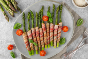 Grüner Spargel im Speckmantel mit Parmesan