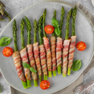 Grüner Spargel im Speckmantel mit Parmesan