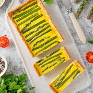Grüne Spargel-Tarte mit Sahne-Käse