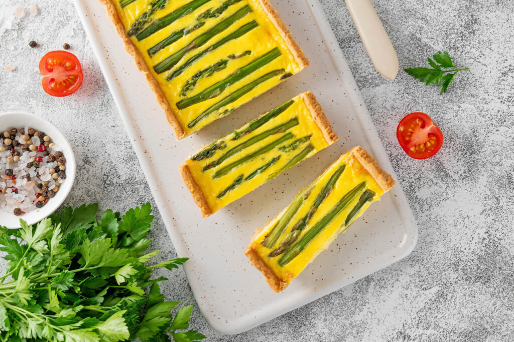 Spargel-Quiche puristisch in der Tarteform – rechteckig mit parallelen Streifen