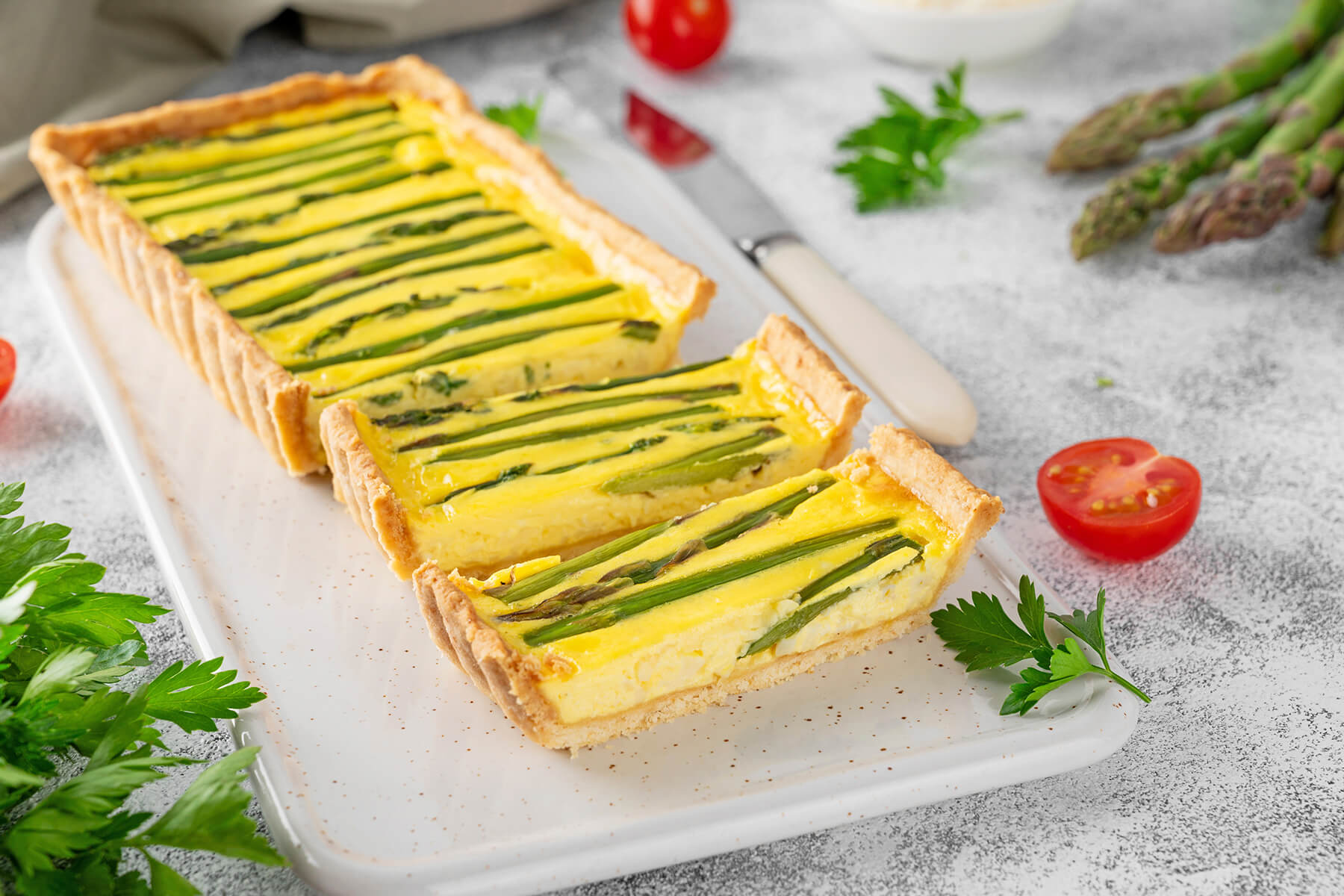 Spargel-Quiche in der rechteckigen Tarteform