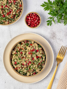 Tabouleh mit Granatapfelkernen und Bulgur – der levantinische Sommer-Salat