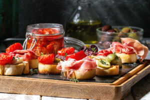 Tapas-Bruschetta-Trio mit Tomaten, Avocado und Ziegenkäse – das mediterrane Fingerfood-Brett für Apero-Abende