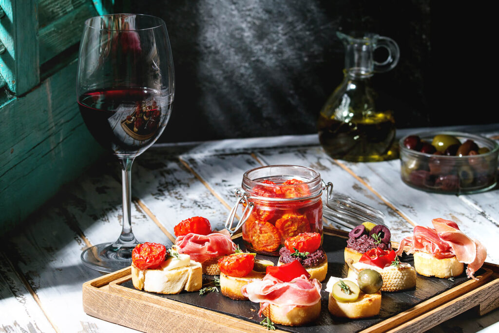 Tapas-Bruschetta-Trio mit Tomaten, Avocado und Ziegenkäse – das mediterrane Fingerfood-Brett für Apero-Abende