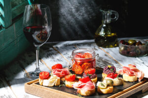 Tapas-Bruschetta-Trio mit Tomaten, Avocado und Ziegenkäse – das mediterrane Fingerfood-Brett für Apero-Abende