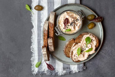 Thunfisch-Rillettes im Bügelglas mit dunklem Landbrot, grünen Oliven und schwarzem Sesam